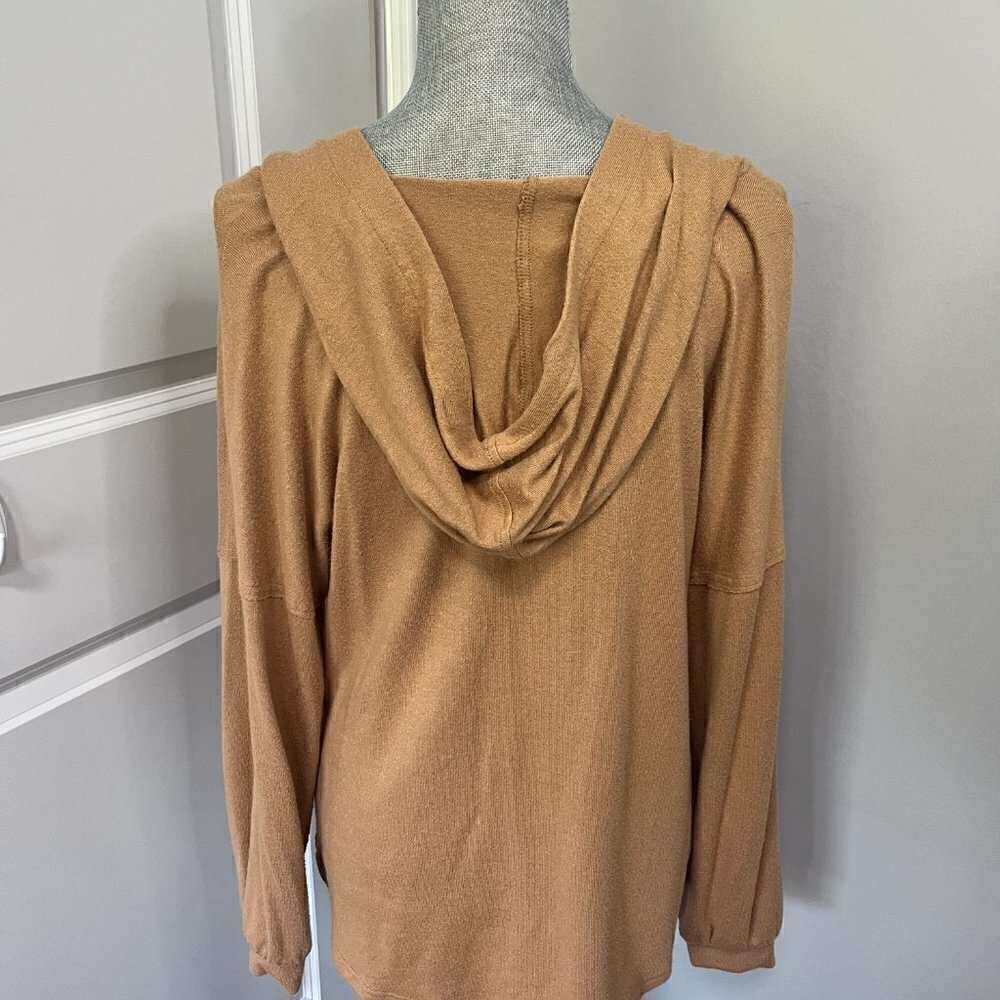 Women's Hooded Long Sleeve V Neck Henley Camel Size M EUC - Picture 3 of 3